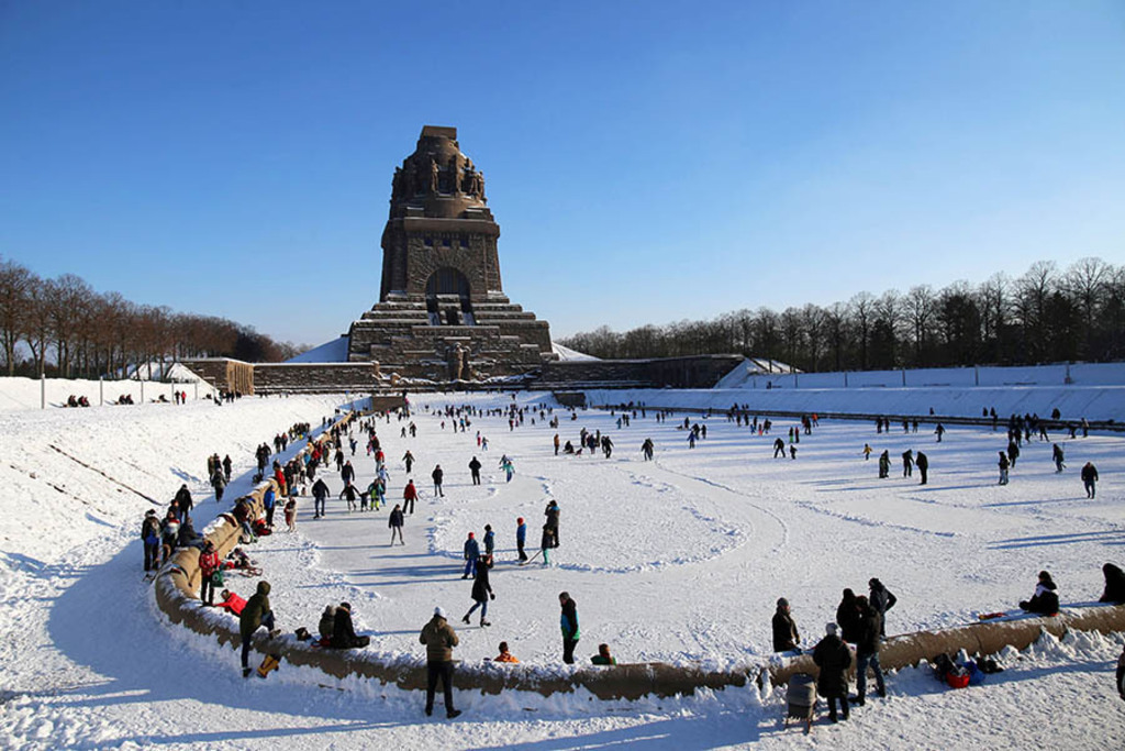Foto: Leipzig - Völkerschlachtdenkmal im Winter | Das Team hinter BILDLEXIKON LEIPZIG bündelt historische wie aktuelle Informationen über die Stadt Leipzig in Text und Bild auf einer Plattform und stellt diese der interessierten Öffentlichkeit zur Verfügung.