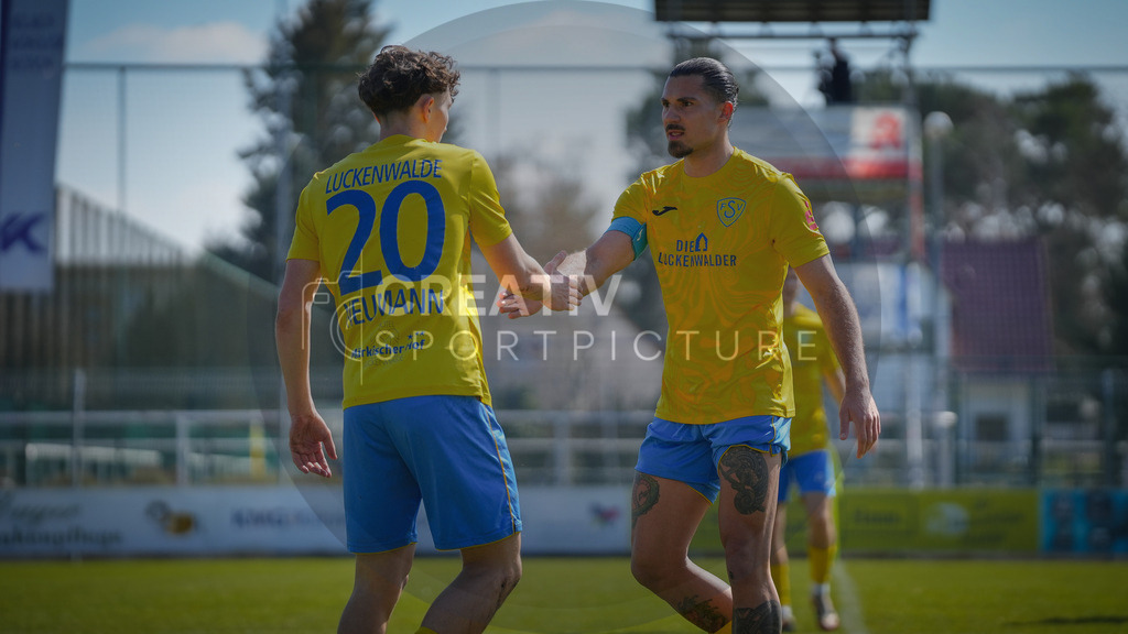 Fußball, Herren, Saison 2025/2026, Regionalliga Nordost, 29. Spieltag, FSV 63 Luckenwalde vs. FC Eilenburg, Samstag 11.04.2026, Werner-Seelenbinder-Stadion Luckenwalde, | Fußball, Herren, Saison 2025/2026, Regionalliga Nordost, 29. Spieltag, FSV 63 Luckenwalde vs. FC Eilenburg, Samstag 11.04.2026, Werner-Seelenbinder-Stadion Luckenwalde, Im Bild: Len Neumann (l. Luckenwalde) und Andreas Pollasch (r. Luckenwalde) - Realisiert mit Pictrs.com