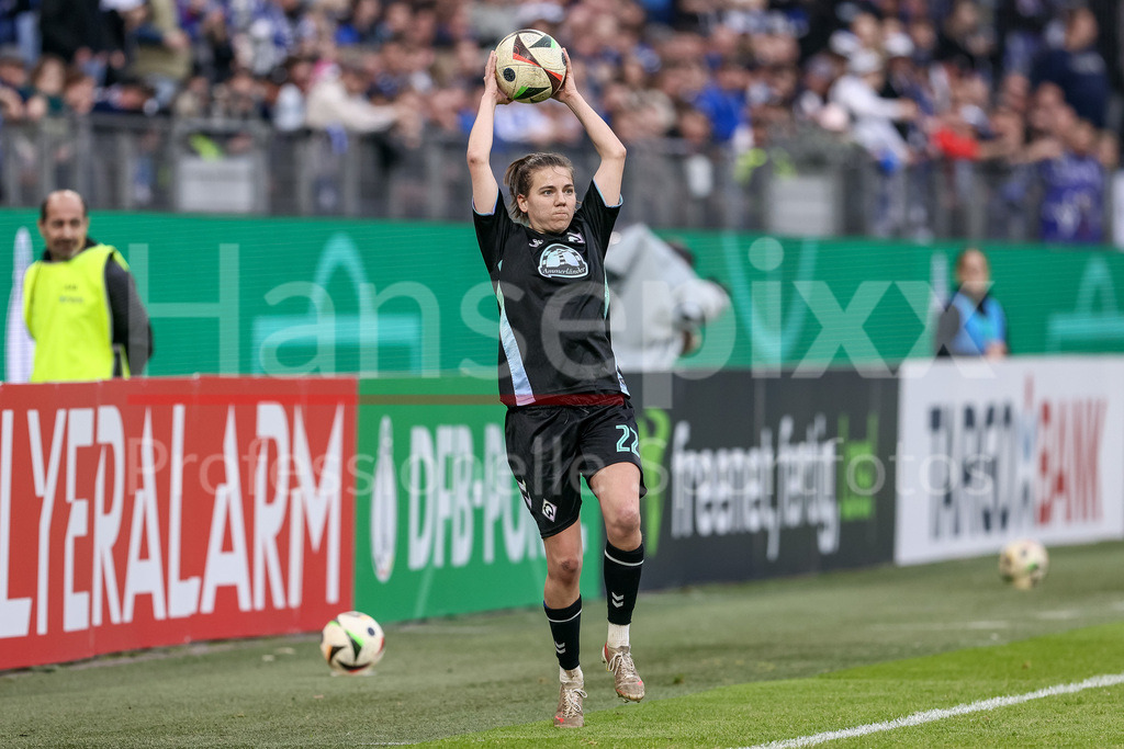 Fussball, DFB-Pokal Frauen, Hamburger SV - SV Werder Bremen | v.li.: Rieke Dieckmann (SV Werder Bremen, 22) beim Einwurf, Aktion, Action, Spielszene, DIE DFB-RICHTLINIEN UNTERSAGEN JEGLICHE NUTZUNG VON FOTOS ALS SEQUENZBILDER UND/ODER VIDEOÄHNLICHE FOTOSTRECKEN. DFB REGULATIONS PROHIBIT ANY USE OF PHOTOGRAPHS AS IMAGE SEQUENCES AND/OR QUASI-VIDEO.