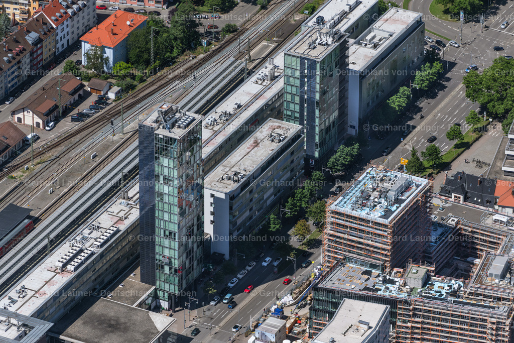 4033065 | FREIBURG IM BREISGAU 30.06.2020 Baustelle zum Neubau eines Büro- und Geschäftshauses der Volksbank Freiburg und der Aula des St. Ursula Gymnasium an der Bismarckallee - Eisenbahnstraße in Freiburg im Breisgau im Bundesland Baden-Württemberg, Deutschland. Weiterführende Informationen bei: Ed. Züblin AG,  Hadi Teherani Architects GmbH,  Volksbank Freiburg eG. // Construction site to build a new office and commercial building of Volksbank Freiburg and the assembly hall of St. Ursula grammar school on Bismarckallee - Eisenbahnstrasse next to the Main Station in Freiburg im Breisgau in the state Baden-Wurttemberg, Germany. Further information at: Ed. Zueblin AG,  Hadi Teherani Architects GmbH,  Volksbank Freiburg eG. Foto: Gerhard Launer