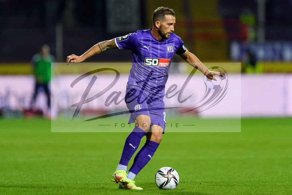 OSNVKO2021090620210906_152 | Fussball, Herren: Marc Heider (VfL Osnabrueck) in Aktion, am Ball, Einzelaktion beim Spiel der 3. Liga zwischen VfL Osnabrueck und FC Viktoria Koeln im Stadion an der Bremer Bruecke am 06.09.2021 in Osnabrueck, Deutschland.DFB / DFL REGULATIONS PROHIBIT ANY USE OF PHOTOGRAPHS AS IMAGE SEQUENCES AND/OR QUASI-VIDEO. - Realisiert mit Pictrs.com