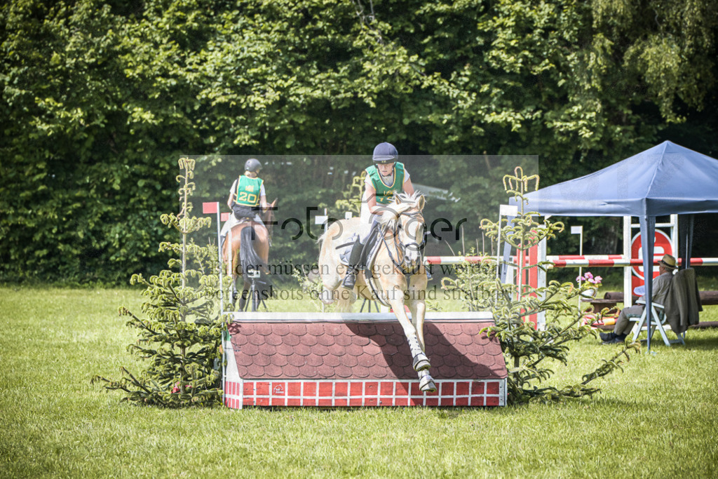 DOS_8451 | Entdecke hochwertige Reitturnierfotos von Foto Oger. Professionell, emotional und authentisch – jetzt Lieblingsmomente im Shop bestellen.Deutschlandweite Turnierfotografie. - Realisiert mit Pictrs.com