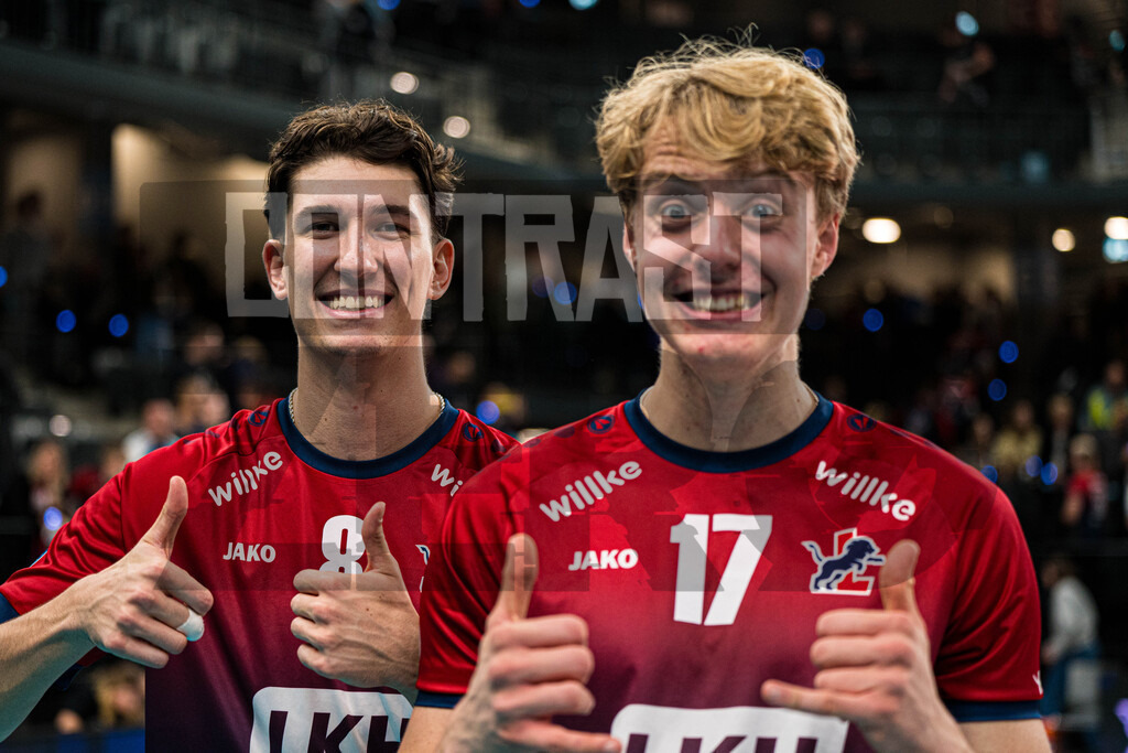 Volleyball I Herren I Saison 2025/2026 I Volleyball Bundesliga I 2. Spieltag I SVG Lüneburg - cerebricks Volley Goats Mitteldeutschland | Cole Matthew Young (8, SVG Lüneburg) und Axel Valentin Enlund (17, SVG Lüneburg) lächeln - Realisiert mit Pictrs.com
