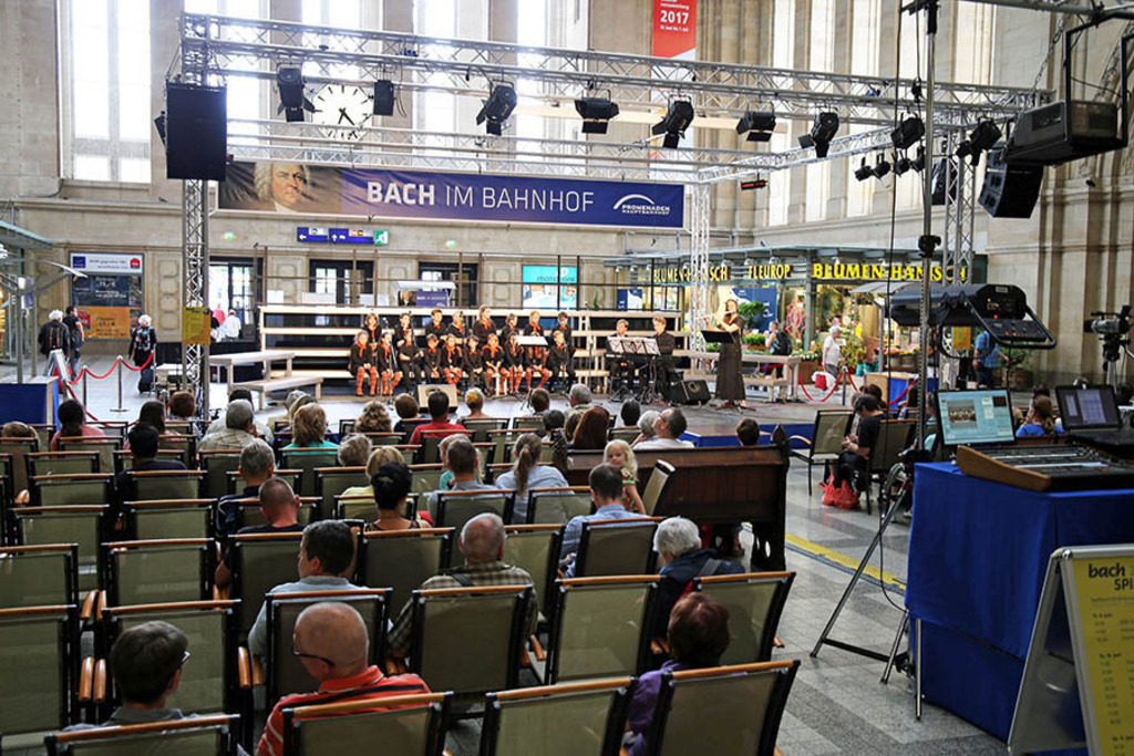 Hauptbahnhof - BachSpiele Leipzig in der Eingangshalle | Entdecke über 20 Kategorien Leipzig-Motive: Foto-Downloads, hochwertige Poster, Leinwand- & Fine-Art-Prints. Jetzt Lieblingsfoto im Bildlexikon Leipzig Shop bestellen!