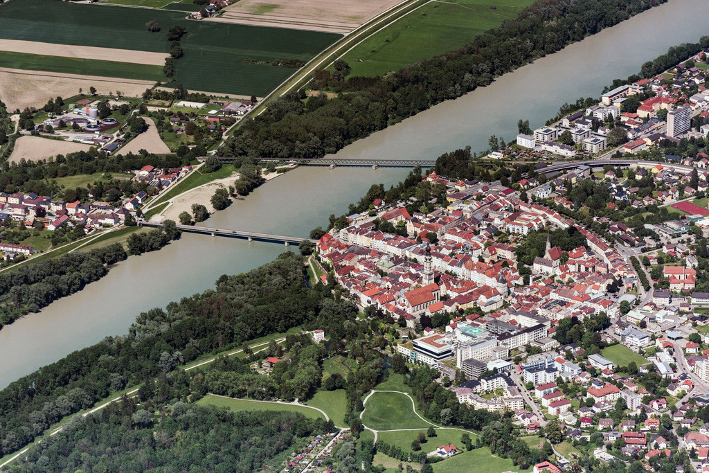 dr__0017853.jpg | BRAUNAU AM INN 27.05.2017 Altstadtbereich und Innenstadtzentrum und Brücke in Braunau am Inn in Oberösterreich, Österreich. // Old Town area and city center and Bruecke in Braunau am Inn in Oberoesterreich, Austria. Foto: Daniel Reiter