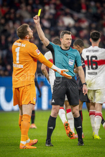 German Bundesliga, Bayer 04 Leverkusen vs. VfB Stuttgart, 10.01.2026 | LEVERKUSEN, GERMANY - JANUARY 10:  Referee Felix Zwayer (Berlin) shows Mark Flekken (Bayer 04 Leverkusen, 1) the yellow card during the German Bundesliga match on gameday 16 between Bayer 04 Leverkusen vs. VfB Stuttgart at BayArena on January 10, 2026 in Leverkusen, Germany. DFL REGULATIONS PROHIBIT ANY USE OF PHOTOGRAPHS AS IMAGE SEQUENCES AND/OR QUASI-VIDEO.