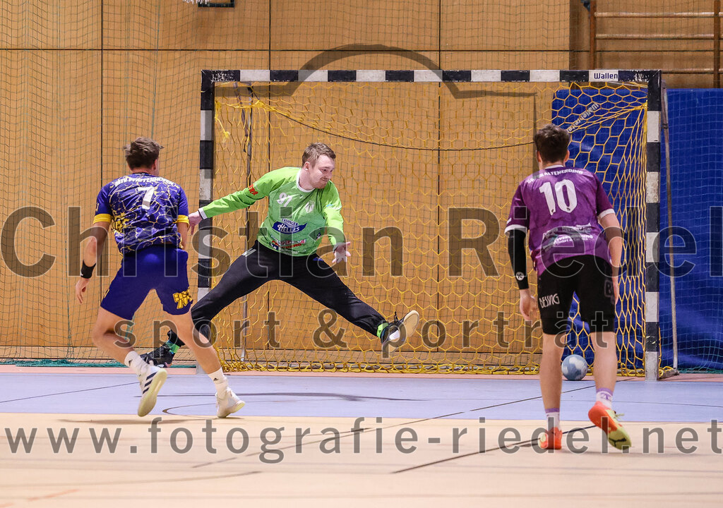 2024-12-14_113_SpVgg_Altenerding_gegen_MTV_Pfaffenhofen | Erding, Deutschland, 14.12.2024:Handball, Bezirksoberliga Männer 2024 / 2025, 10. Spieltag, SpVgg Altenerding gegen MTV Pfaffenhofen, Endergebnis: 32:30Lukas Loibl (MTV Pfaffenhofen, #7), Torwart Ferdinand Mayer (SpVgg Altenerding, #97), Tim Steininger (SpVgg Altenerding, #10)Foto: Christian Riedel / fotografie-riedel.net