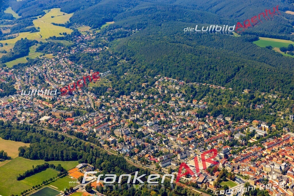 Luftbild der Stadt Rudolstadt - Die Luftaufnahme wurde 2025 vom UL-Flugzeug heraus erstellt ( keine Drohne ) - Hochauflösende Luftaufnahme - für professionelle Ausdrucke geeignet. Die Geschenkidee !Hier alle&nbsp;Infos zur Lizenzierung der LuftaufnahmeWir fliegen auch dieses Jahr wieder in Ihre Region um Luftbilder zu erstellen.- Luftbild anfragen