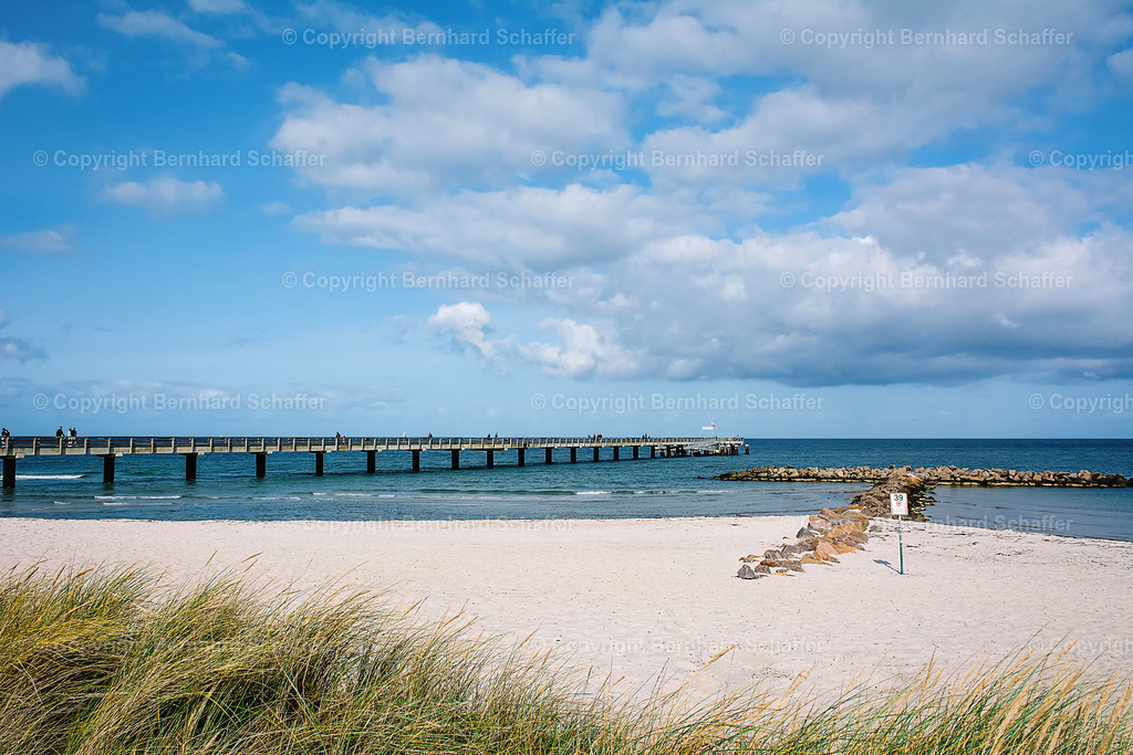 Seebrücke Schönberg | Die Seebrücke am Sandstrand von Schönberg an der Ostsee bei Kiel in Deutschland.  - Realisiert mit Pictrs.com