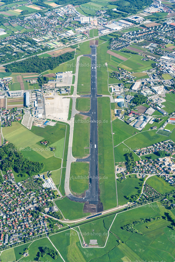 luftbild-airport-salzburg-bruno-kapeller-16 | Luftbild vom Airport Salzburg. Die Piste wurde nach fast 60 Jahren generalsaniert. Die Landebahn wurde für 5 Wochen total gesperrt. - Realisiert mit Pictrs.com