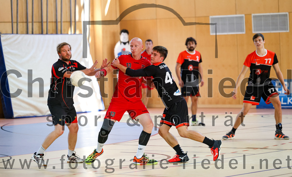 2022-10-16_060_SpVgg_Altenerding_II_gegen_SG_Moosburg_II | Erding, Deutschland, 16.10.2022:
Handball, Bezirksklasse Männer 2022 / 2023, 2. Spieltag, SpVgg Altenerding II gegen SG Moosburg II, Endergebnis: 30:23

Maximilian Welter (SG Moosburg, #9), Bennet Braune (SpVgg Altenerding, #13), Sebastian Samberger (SG Moosburg, #44)

Foto: Christian Riedel / fotografie-riedel.net