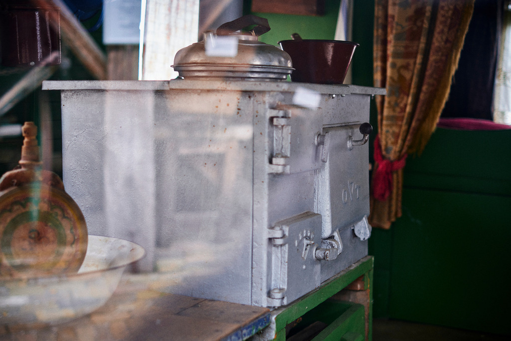 Detail eines Romawagens im Inneren | Mönchhof, Austria - October 06, 2021: Dorfmuseum Mönchhof; Detail eines Romawagens im Inneren - Realisiert mit Pictrs.com