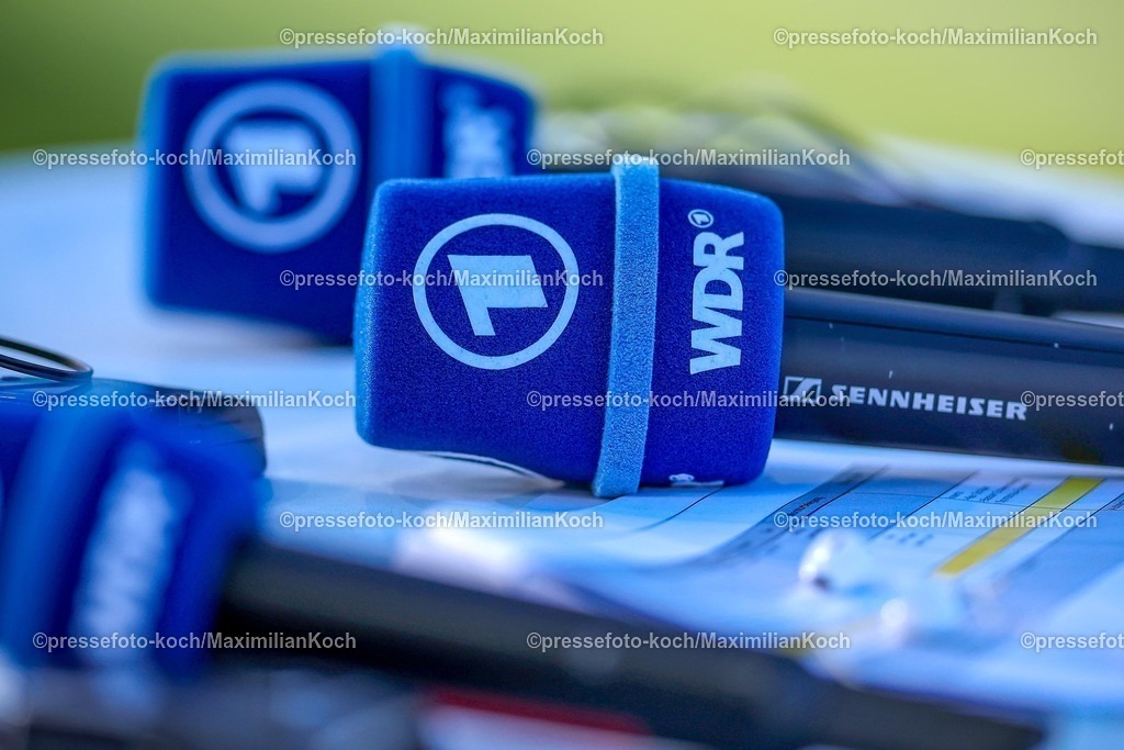 DFB18082501232 | 2025.08.18, Fußball, 1.Runde DFB-Pokal, Rot-Weiss Essen - Borussia Dortmund, Stadion Hafenstraße, Saison 2025 2026: Mikrofon WDR ARD West deutscher Rundfunk Logo Emblem Interview Übertragung Moderator Moderation DFB regulations prohibit any use of photographs as image sequences and or quasi-video.