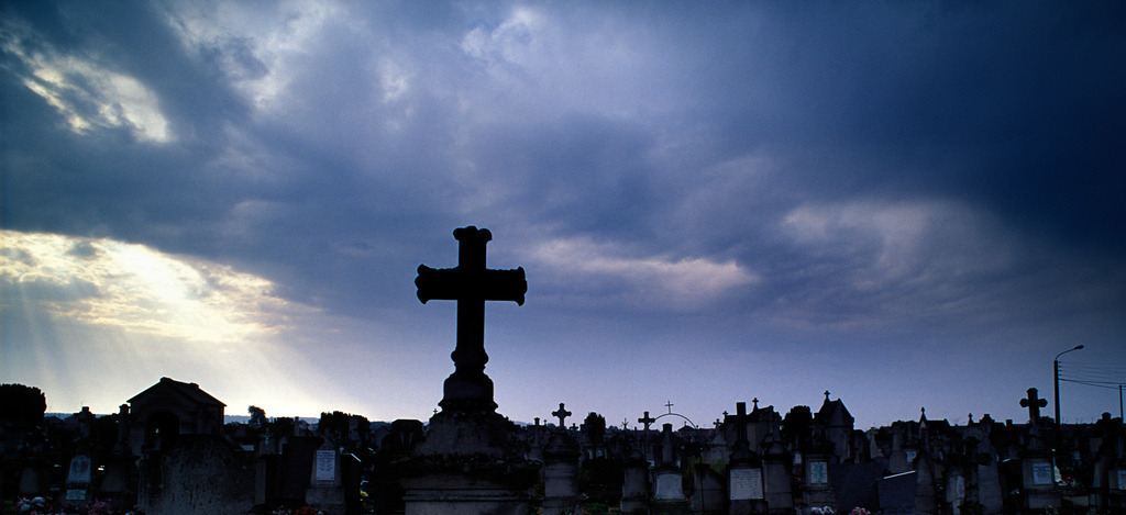 Friedhof in Frankreich | Frankreich - July 02, 2007: Friedhof in Frankreich. - Realisiert mit Pictrs.com