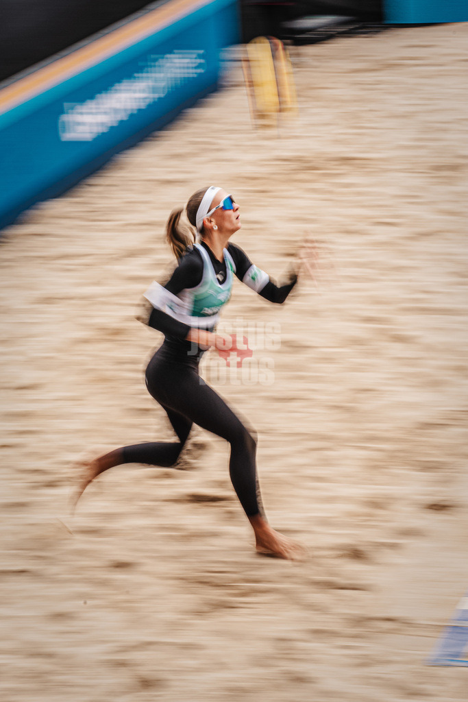 Beachvolleyball | Frauen | Allianz German Beach Tour 2026 | Tourstop Düsseldorf | 17.05.2026 | Sandra Ittlinger beim Aufschlag Langzeitbelichtung