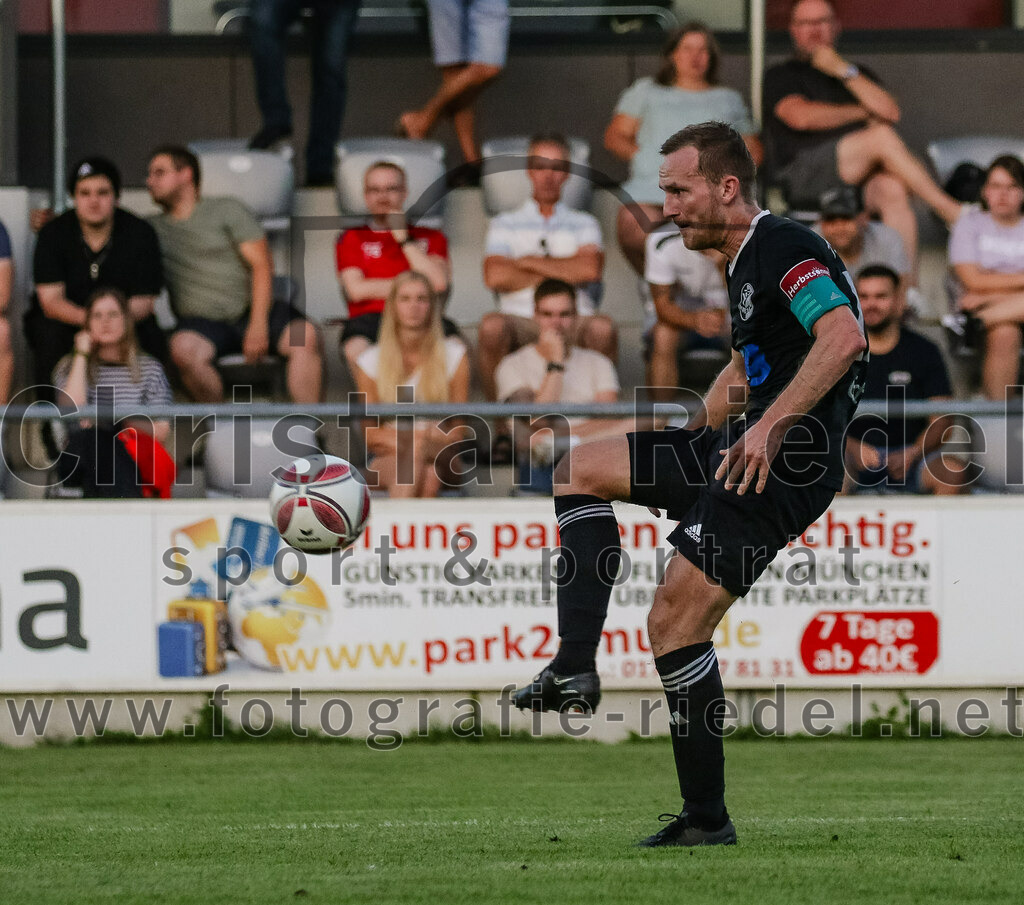2023-08-18_112_FC_Schwaig_gegen_TSV_Kastl | Oberding, Deutschland, 18.08.2023:
Fußball, Landesliga Südost 2023 / 2024, 7. Spieltag, FC Schwaig gegen TSV Kastl, Endergebnis: 2:2

Dominik Grothe (TSV Kastl, #17)

Foto: Christian Riedel / fotografie-riedel.net