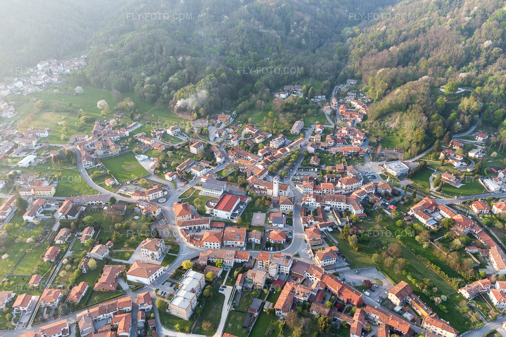 Aerial view: View of the town in Fanna in the state Friuli Venezia Giulia, Italy. – Photo: IMG_098937.jpg taken on 04/08/2017 by Werner Riehm/FLY-FOTO.com – Resolution of the original: 5152 x 3435 px