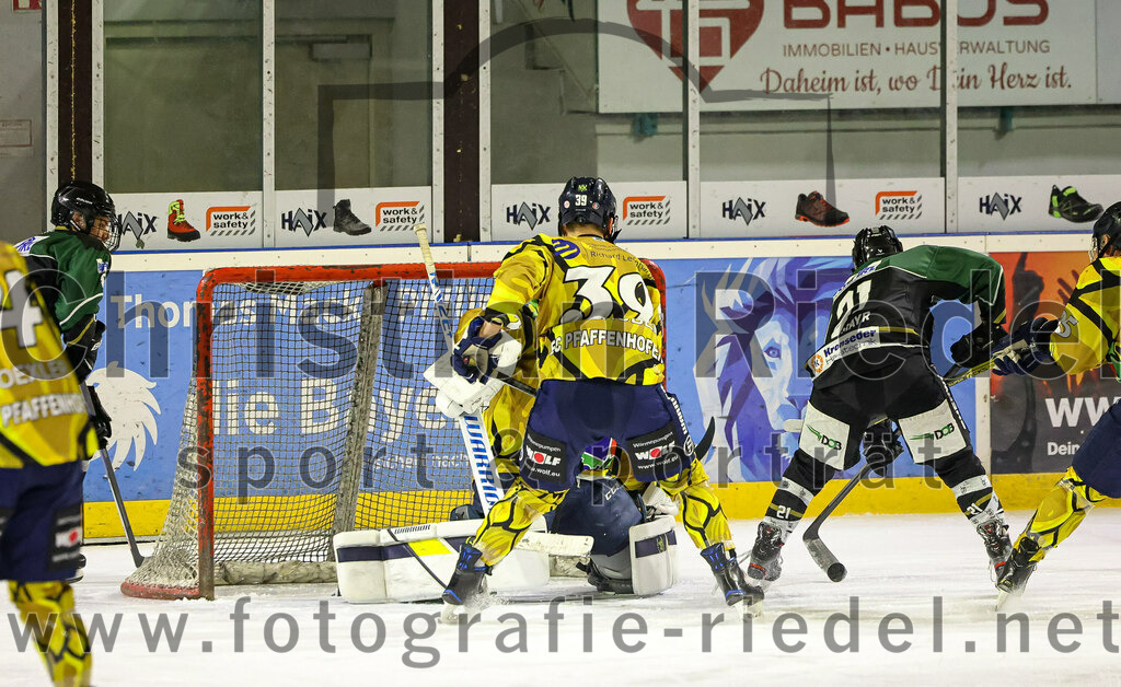 2022-12-16_016_TSV_Erding_gegen_EC_Pfaffenhofen | Erding, Deutschland, 16.12.2022:
Eishockey, Bayernliga 2022 / 2023, 21. Spieltag, TSV Erding gegen EC Pfaffenhofen, Endergebnis: 14:1

Torwart Hannes Kiefer (EC Pfaffenhofen, #30), Anton Münzhuber (EC Pfaffenhofen, #39), Erik Modlmayr (Erding Gladiators, #21)

Foto: Christian Riedel / fotografie-riedel.net