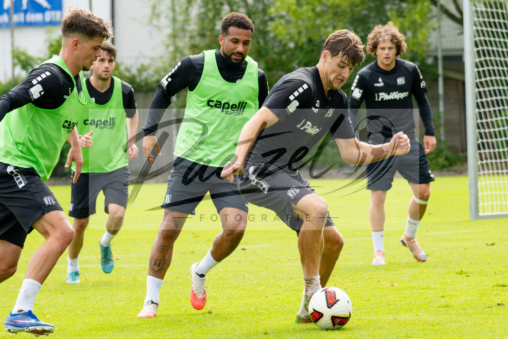 20260909_TRAOSN_0511 | Fußball, Herren: Jonathan Wensing (VfL Osnabrück), Daniel Kyereh (VfL Osnabrück) und Bernd Riesselmann (VfL Osnabrück) im Zweikampf beim Training des VfL Osnabrück am 09.09.2026 im Sportpark Illoshöhe in Osnabrück, Deutschland.(Foto von Nico Paetzel) - Realisiert mit Pictrs.com