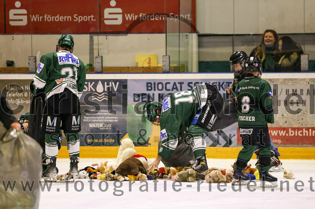 2024-02-02_092_TSV_Erding_gegen_ERSC_Amberg | Erding, Deutschland, 02.02.2024:
Eishockey, Bayernliga Vorrunde 2023 / 2024, 30. Spieltag, TSV Erding gegen ERSC Amberg, Endergebnis: 1:0

Erik Modlmayr (Erding Gladiators, #21), Daniel Krzizok (Erding Gladiators, #18)

Foto: Christian Riedel / fotografie-riedel.net