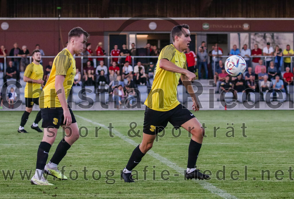 2023-09-07_007_FC_Finsing_gegen_FC_Moosinning_II | Finsing, Deutschland, 07.09.2023:
Fußball, Kreisliga 2023 / 2024, 8. Spieltag, FC Finsing gegen FC Moosinning II, Endergebnis: 3:0

Mats Behrens (FC Moosinning, #15), Benedikt Thumbs (FC Moosinning, #10)

Foto: Christian Riedel / fotografie-riedel.net