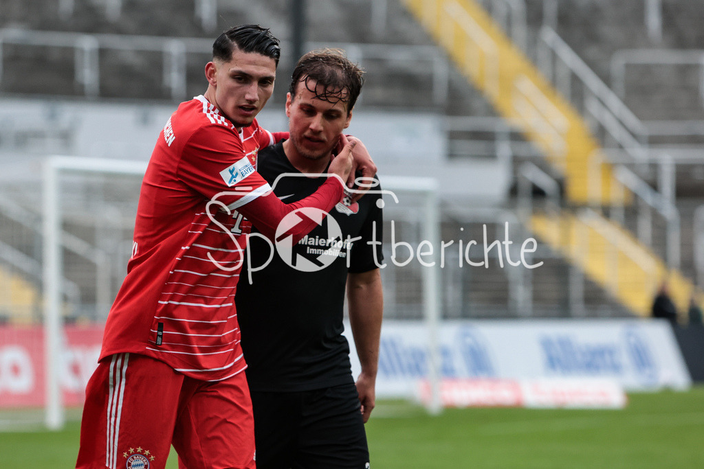 FC Bayern Amateure - SpVgg Hankofen-Hailing | Yusuf Karhan KABADAYI (FCB #7) umarmt David VOGL (HANK #20)