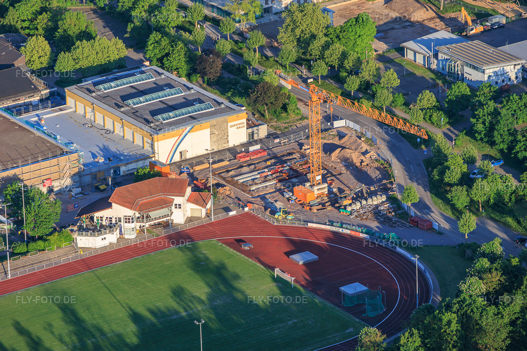 Luftbild: Stadion und Queichtalhalle sowie Baustelle am Konrad-Lerch-Ring in Offenbach an der Queich im Bundesland Rheinland-Pfalz in Deutschland.Foto: IMG_156175.jpg vom 09.05.2026 durch Werner Riehm/FLY-FOTO.deAuflösung des Originals: 5391 x 3594 pxTV Offenbach