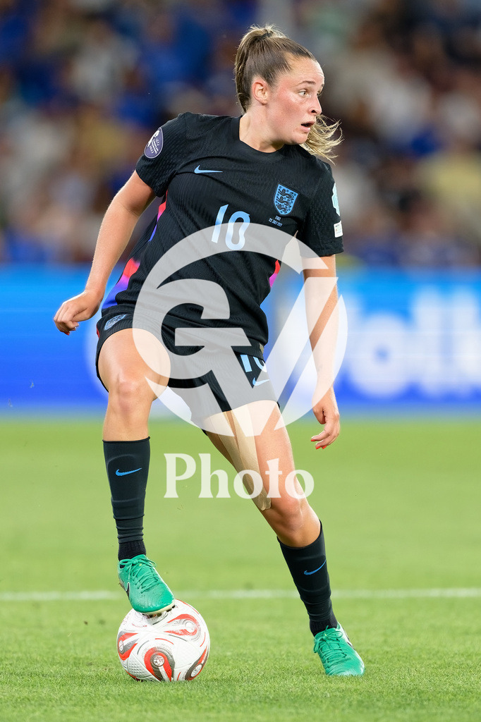 England v Italy - UEFA Women's EURO 2025 Semi-Final | GENEVA, SWITZERLAND - JULY 22:  Ella Toone of England controls the ball  during the UEFA Women's EURO 2025 Semi-Final match between England and Italy at Stade de Geneve on July 22, 2025 in Geneva, Switzerland. (Photo by Giuseppe Velletri/Sports Press Photo/Getty Images)