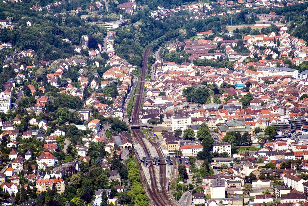 Luftbild: Hauptbahnhof in Neustadt an der Weinstraße im Bundesland Rheinland-Pfalz in Deutschland. Foto: IMG_2163.jpg vom 03.06.2006 durch Werner Riehm/FLY-FOTO.de