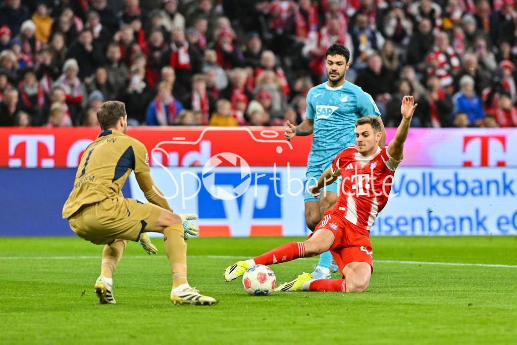 FC Bayern München - TSG 1899 Hoffenheim | MUNICH, GERMANY - 08. FEBRUARY: im Duell Oliver Baumann (TSG Hoffenheim 1) und Josip STANISIC (FC Bayern Munich 44) während dem Bundesligamatch zwischen dem FC Bayern München und der TSG 1899 Hoffenheim am 21. Spieltag in der Allianz Arena / DFL REGULATIONS PROHIBIT ANY USE OF PHOTOGRAPHS AS IMAGE SEQUENCES AND/OR QUASI-VIDEO