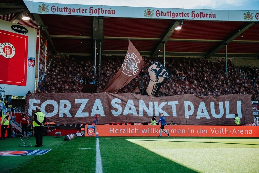 FCSP_YD-09827 | Der offizielle Shop für FC St. Pauli Fotos. Wähle aus Spielszenen & Fanmomenten dein FCSP Wunschformat. Wir liefern Millerntor-Atmosphäre.