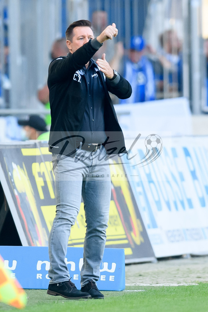 FCMFCK20210904_020 | Fussball, Herren: Trainer Christian Titz (1. FC Magdeburg) gestikuliert beim Spiel der 3. Liga zwischen 1. FC Magdeburg und 1. FC Kaiserslautern in der MDCC-Arena am 04.09.2021 in Magdeburg, Deutschland.DFB / DFL REGULATIONS PROHIBIT ANY USE OF PHOTOGRAPHS AS IMAGE SEQUENCES AND/OR QUASI-VIDEO. - Realisiert mit Pictrs.com