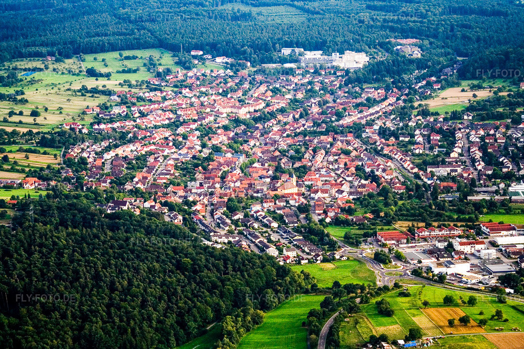 Luftbild: Ortsansicht von Norden im Ortsteil Langensteinbach in Karlsbad im Bundesland Baden-Württemberg in Deutschland. Foto: IMG_12444.jpg vom 05.08.2008 durch Werner Riehm/FLY-FOTO.de