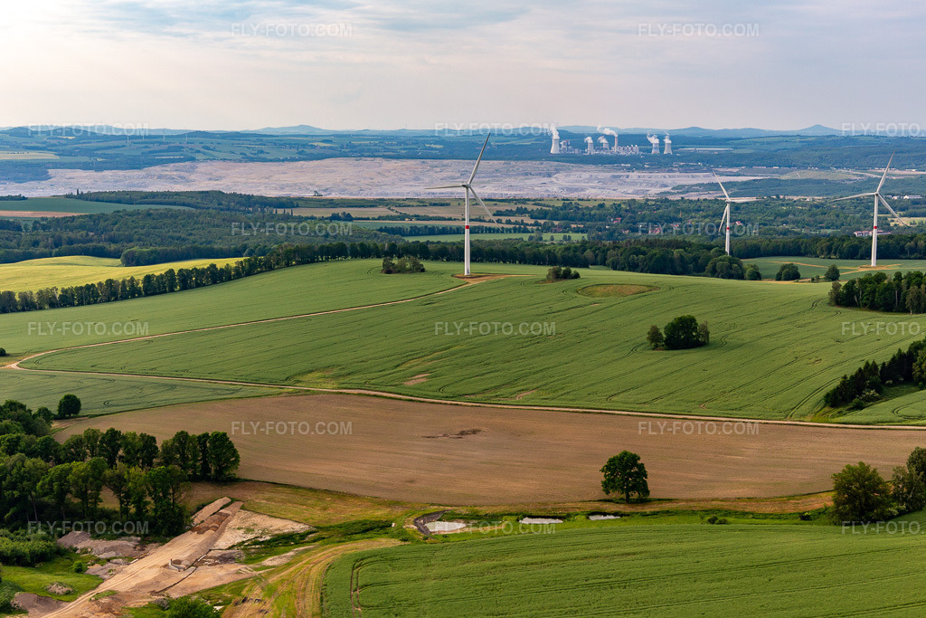 Aerial view: Czech wind farm Wetzwalde (Větrný park Václavice) in front of the Polish brown coal open-cast mine Kopalnia Węgla Brunatnego Turów in Hrádek nad Nisou in the state Liberec, Czech Republic. – Photo: IMG_141731.jpg taken on 05/23/2024 by Werner Riehm/FLY-FOTO.com – Resolution of the original: 5337 x 3558 px