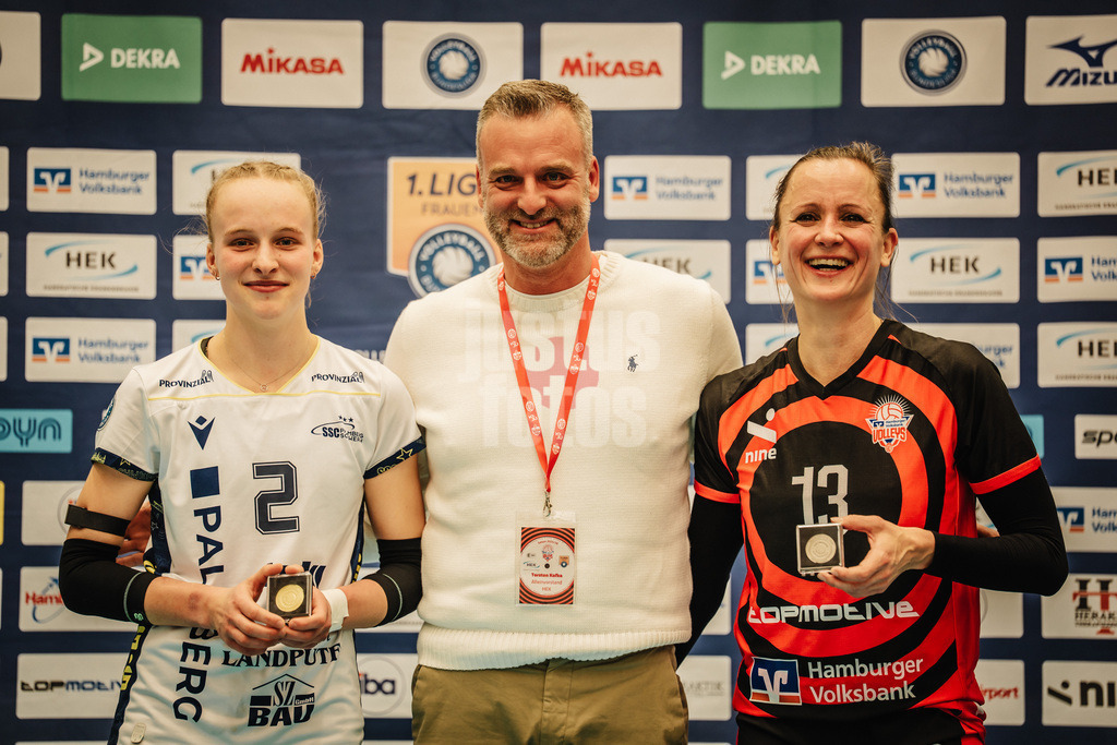 Volleyball | Frauen | Saison 2025/2026 | Volleyball Bundesliga | ETV Hamburger Volksbank Volleys vs. SSC Palmberg Schwerin | 17.01.2026 | MVP des Spiels v.l. Finnja Frommann (#2, SSC Palmberg Schwerin), Torsten Kafka (Alleinvorstand Hanseatische Krankenkasse) und Kathleen Weiß (#13, ETV Hamburger Volksbank Volleys)