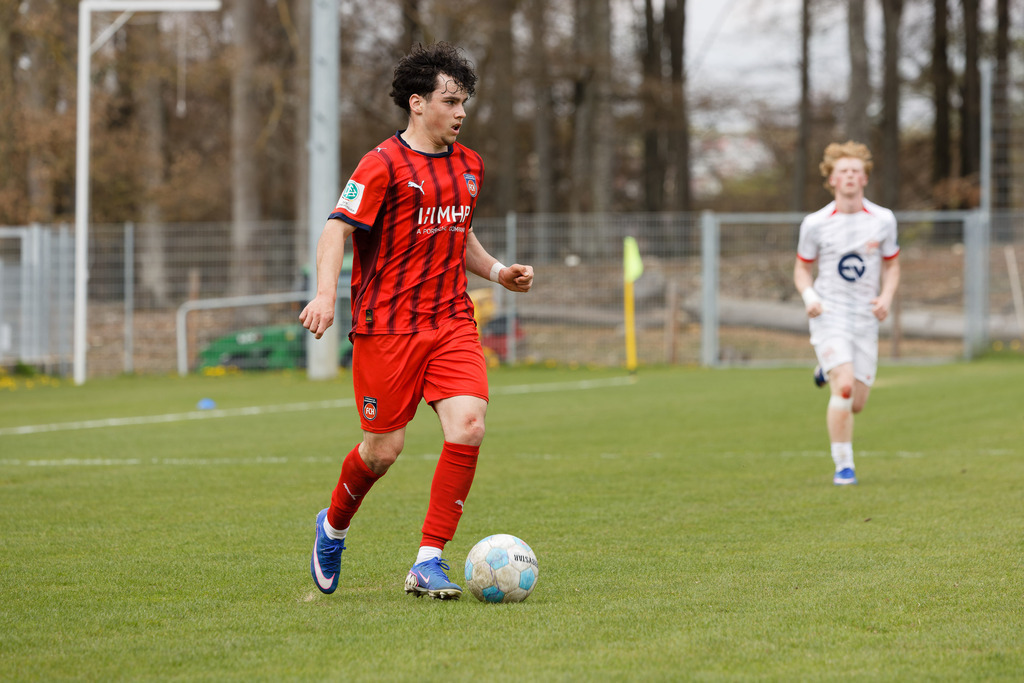 FCHOFK_260418_6-57 | 1.FC Heidenheim 1846 vs. Offenbacher Kickers, Fußball, U17, B-Junioren, NWL, U17-DFB-Nachwusliga, 2025/2026, 10. Spieltag, 18.04.2026 in Heidenheim, Walter-Birkhold-Jugendstadion (Foto: Michael Bulling) - Realisiert mit Pictrs.com