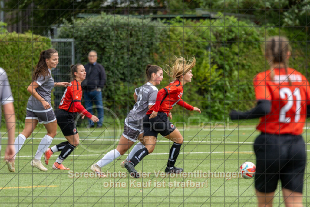 20251005_111747_0218 | #,1.Göppinger SV (rot) vs. SGM Aufhausen/Nellingen (grau), Fußball, Frauen-Regionenliga 3 - WfV, 04. Spieltag, Saison 2025/2026, Kunstrasenplatz Nord, Hohenstaufenstr. 116, 73033 Göppingen, 05.10.2025 - 11:00 Uhr,Foto: PhotoPeet-Sportfotografie/Peter Harich