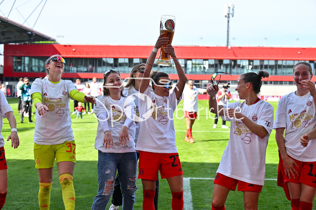 FC Bayern München - SC Freiburg | Die Spielerinnen des FC Bayern feiern die Meisterschaft nach dem Heimsieg gegen den SC Freiburg / Frauen Bundesliga: FC Bayern Muenchen - SC Freiburg, FC Bayern Campus am 27.04.2025 / Arianna CARUSO (FC Bayern Muenchen Frauen 27) mit Paulander Bierkurg / Bierglas