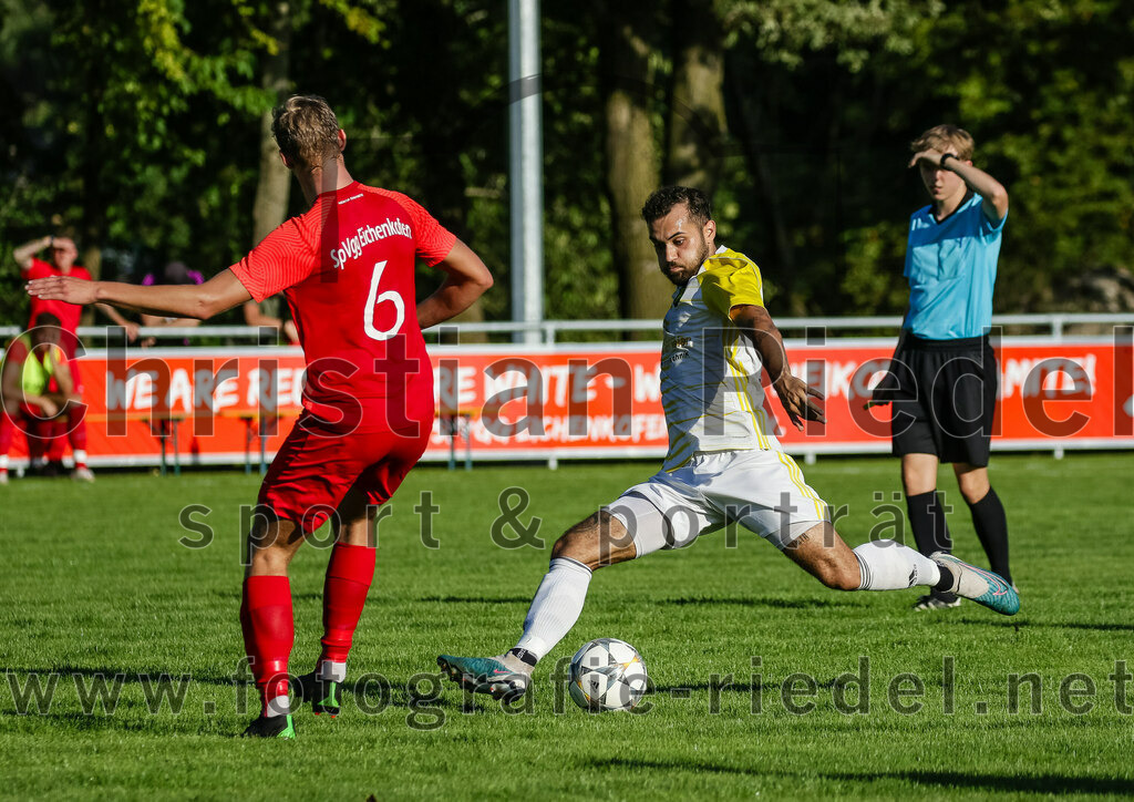 2023-08-18_056_SpVgg_Eichenkofen_gegen_FC_Langenpreising | Erding, Deutschland, 18.08.2023:
Fußball, A-Klasse 2023 / 2024, 3. Spieltag, SpVgg Eichenkofen gegen FC Langenpreising, Endergebnis: 0:2

Jesse Tauber (SpVgg Eichenkofen, #6), Patrick Listl (SpVgg Langenpreising, #9)

Foto: Christian Riedel / fotografie-riedel.net