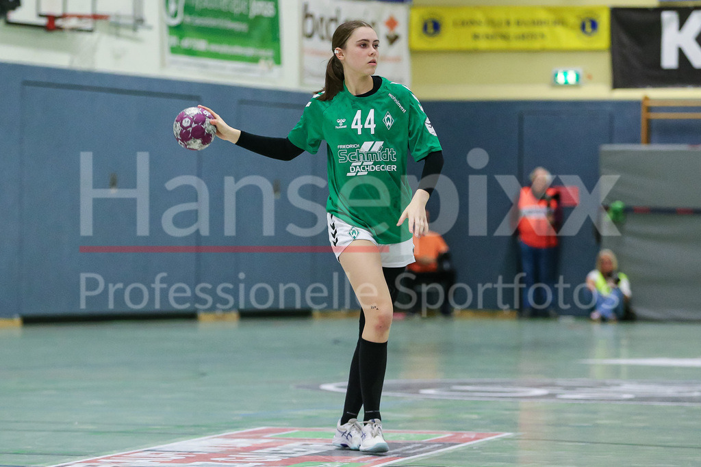 Handball, 2. Bundesliga Frauen, HL Buchholz 08-Rosengarten - SV Werder Bremen | v.li.: Chiara Thorn (SV Werder Bremen, 44) Freisteller am Ball, Einzelfoto, Spielszene, Aktion, Action
