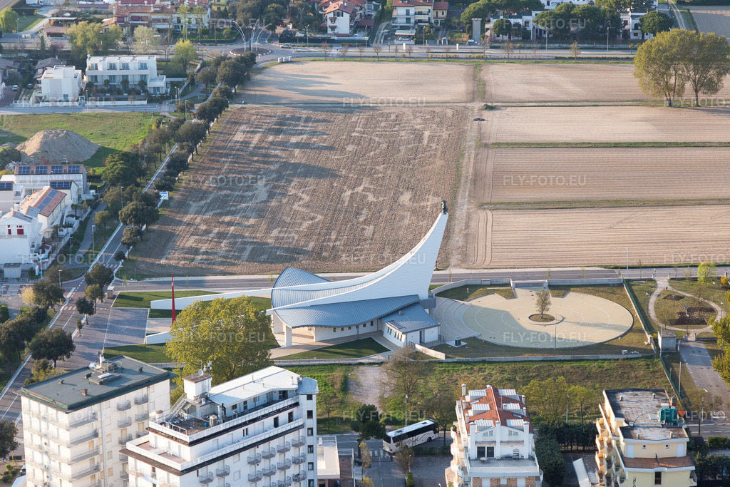 Vue aérienne: Vue de la ville à Jesolo dans le département Vénétie, Italie. Photo: IMG_098203.jpg prise le 03/04/2017 par Werner Riehm/FLY-FOTO.eu – Résolution de l'original: 5472 x 3648 px