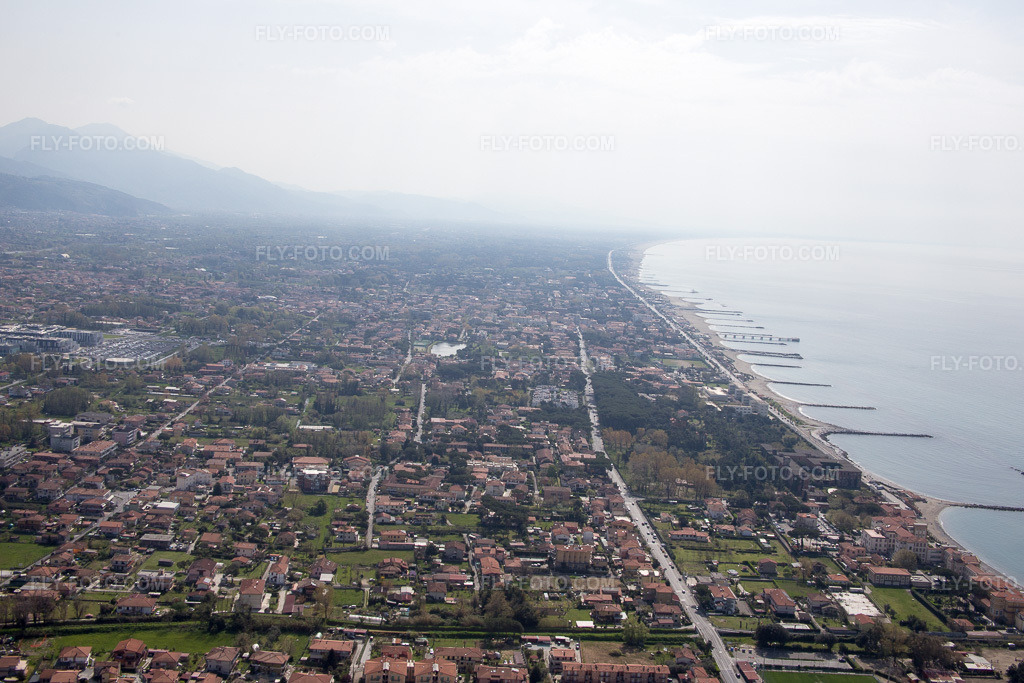Aerial view: View of the town in Avenza in the state Tuscany, Italy.Photo: IMG_087174.jpg taken on 04/04/2016 by Werner Riehm/FLY-FOTO.comResolution of the original: 5472 x 3648 px
