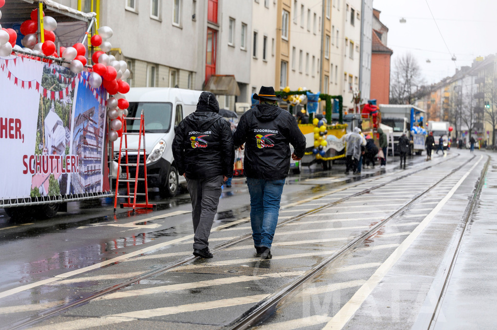 _DWA2215 | Trotz Nieselregen schlängelte sich der „Gaudiwurm“ am Sonntag durch die Nürnberger Innenstadt an tausenden Faschingsfans vorbei.  Nürnberg, 11.02.2024 - Realisiert mit Pictrs.com