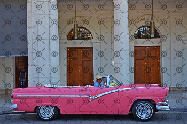 RGE_9296 | Amerikanischer Oldtimer restauriert als Taxi, wartet in Havanna auf Touristen.  Fotograf: Ralf Gebhardt - Realisiert mit Pictrs.com