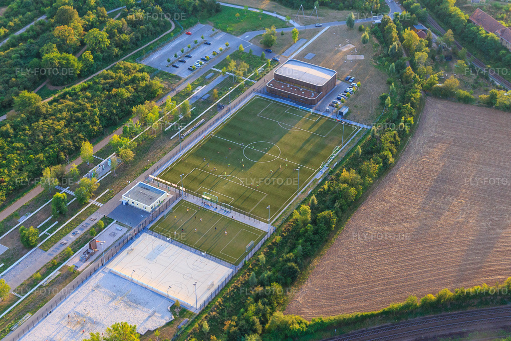 Luftbild: Sportpark Landau mit Sporthalle am Ebenberg und Sportplatz des TSV Landau und der SÜDWESTGIRLS sowie Beachvolleyballfelder in Landau in der Pfalz im Bundesland Rheinland-Pfalz in Deutschland. Foto: IMG_094462.jpg vom 01.09.2016 durch Werner Riehm/FLY-FOTO.deSÜDWESTGIRLS