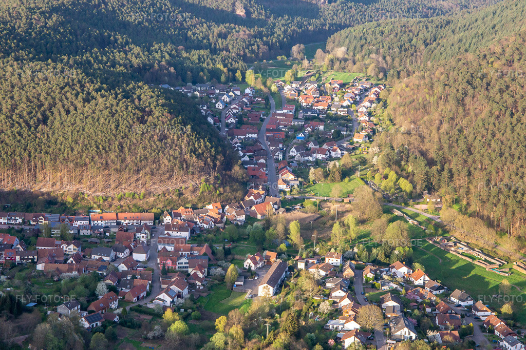 Luftbild: Hauptstr in Spirkelbach im Bundesland Rheinland-Pfalz in Deutschland. Foto: IMG_140163.jpg vom 11.04.2024 durch Werner Riehm/FLY-FOTO.de