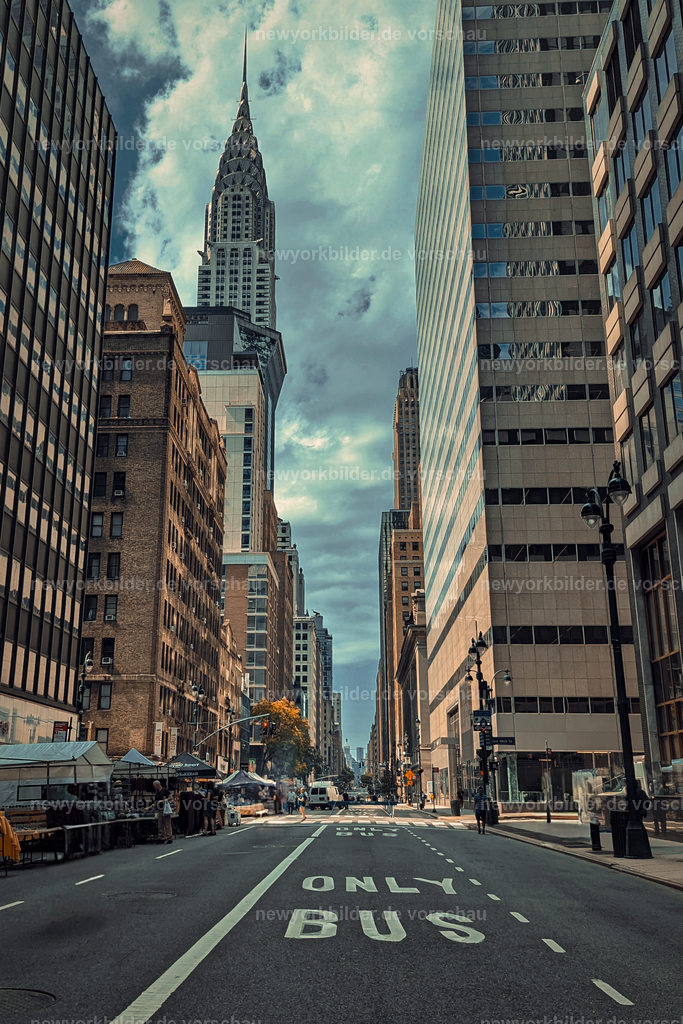 Straßenmärkte und Food Trucks in New York – Genussmomente vor dem Chrysler Building | New York ist eine Stadt voller Energie – doch an einem Samstag verwandeln sich die Straßen in Oasen der Entschleunigung. Autofrei und belebt von bunten Märkten, duftenden Food Trucks und internationalen Köstlichkeiten, lädt die Metropole zum Bummeln und Genießen ein. Vor der majestätischen Kulisse des Chrysler Buildings entsteht ein einzigartiges Flair: der Duft von Streetfood aus aller Welt, kleine Stände mit handgemachten Produkten und das entspannte Treiben der New Yorker, die ihre Freizeit genießen. Hier verschmelzen urbaner Lifestyle und kulinarische Vielfalt zu einem Erlebnis, das alle Sinne anspricht. Für Fotografen, Foodies und Reisende ist dieser Moment ein Highlight – ein Motiv, das die Seele der Stadt einfängt und zeigt, wie New York auch entschleunigt sein kann