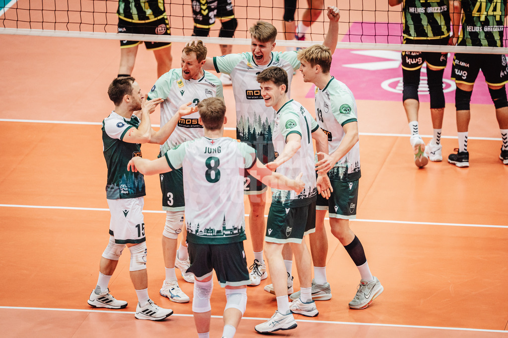 Volleyball | Herren | Saison 2025/2026 | Volleyball Ligacup | FT 1844 Freiburg vs. Helios GRIZZLYS Giesen | 12.10.2024 | Freiburg jubelt, v.l. Jonathan Schönhagen (#15, FT 1844 Freiburg), Yannick Harms (#3, FT 1844 Freiburg), Anton Jung (#8, FT 1844 Freiburg), Liam Kristjanson (#12, FT 1844 Freiburg), Luc Hartmann (#1, FT 1844 Freiburg), Jannik Brentel (#13, FT 1844 Freiburg)