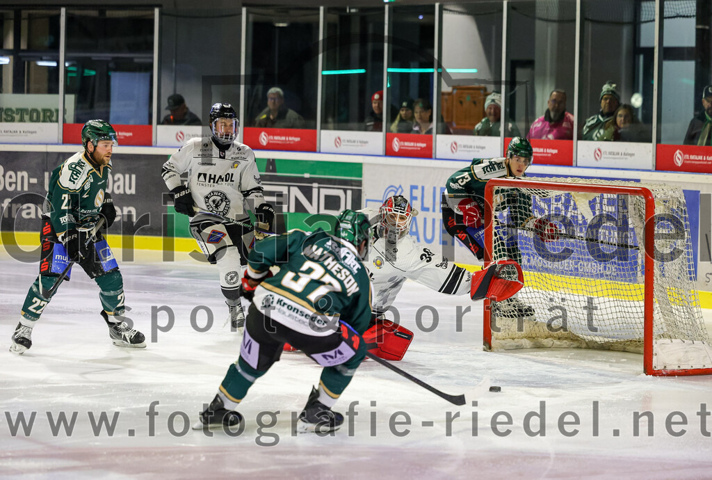 2025-11-25_109_TSV_Erding_gegen_EHF_Passau_Black_Hawks | Erding, Deutschland, 25.11.2025:Eishockey, Oberliga Süd 2025 / 2026, 20. Spieltag, TSV Erding gegen EHF Passau Black Hawks, Endergebnis: 2:3 n.V.Grady Hobbs (Erding Gladiators, #22), Thomas Matheson (Erding Gladiators, #37), Torwart Janik Engler (EHF Passau Black Hawks, #30), Pascal Steck (Erding Gladiators, #73)Foto: Christian Riedel / fotografie-riedel.net