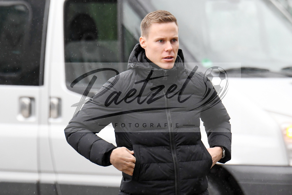 20200227_TRASVW_0014 | Fussball, Herren: Niklas Moisander (Werder Bremen) schaut waehrend der Trainingseinheit des SV Werder Bremen auf dem Trainingsplatz am wohninvest Weserstadion am 27.02.2020 in Bremen, Deutschland. - Realisiert mit Pictrs.com